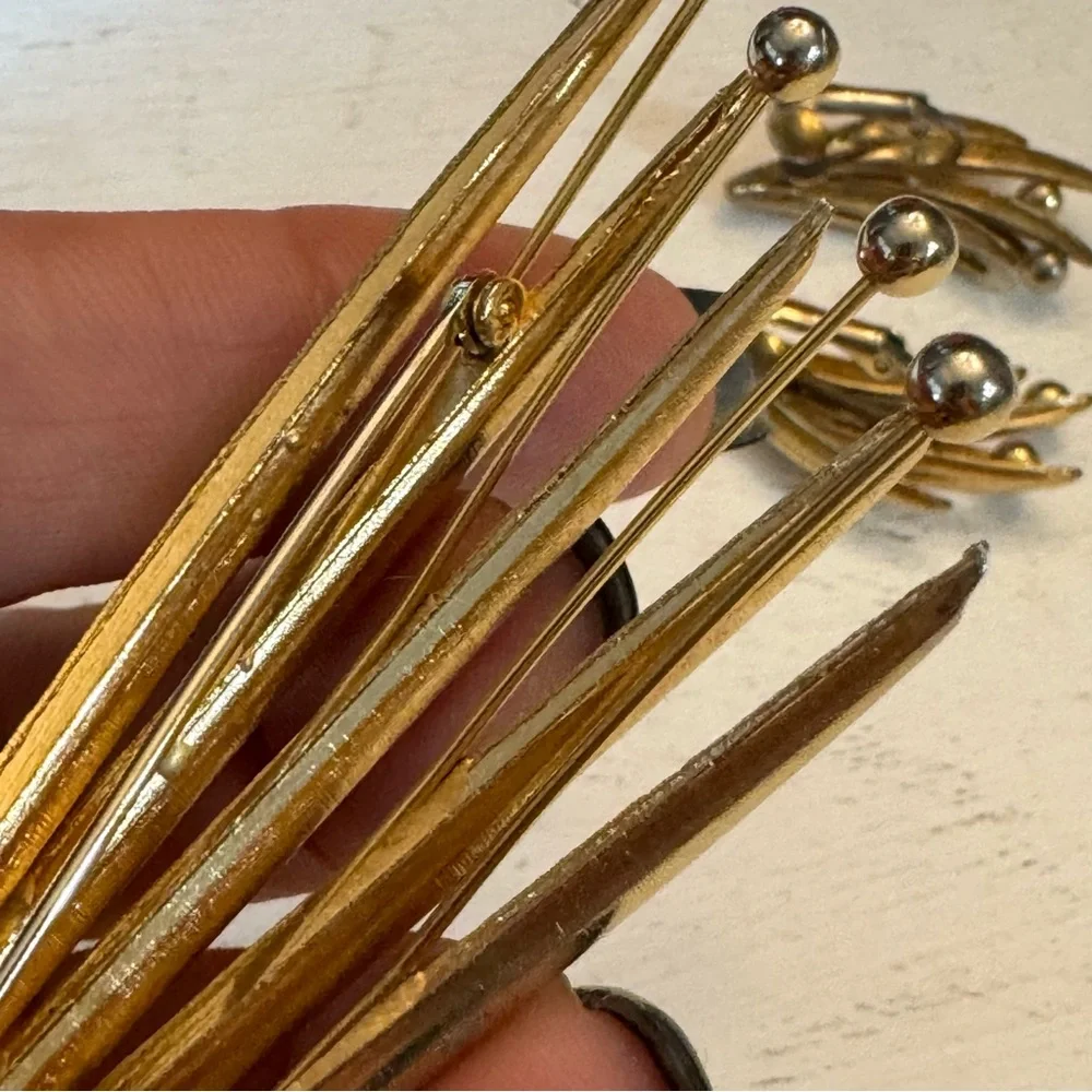 Vintage Brushed Gold Tone Fanned Leaf Brooch & Clip On Earrings Costume Set - Picture 9 of 14